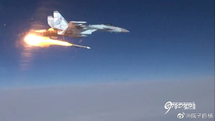 Tên lửa R-77 được phóng từ Su-35.