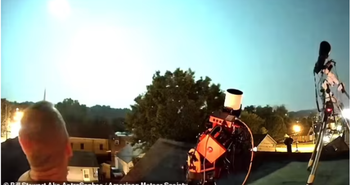 'Quả cầu lửa' sáng gấp 5 lần ánh sáng trăng rằm lao xuống nước Mỹ 'Quả cầu lửa' sáng gấp 5 lần ánh sáng trăng rằm lao xuống nước Mỹ