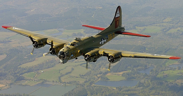 Máy bay ném bom B-17.