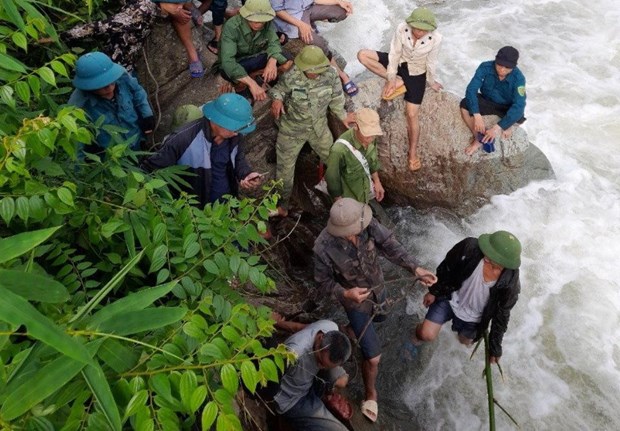 Sơn La: Nước suối Lừm dâng cao do mưa lớn, 2 người bị cuốn trôi