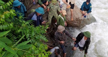 Sơn La: Nước suối Lừm dâng cao do mưa lớn, 2 người bị cuốn trôi