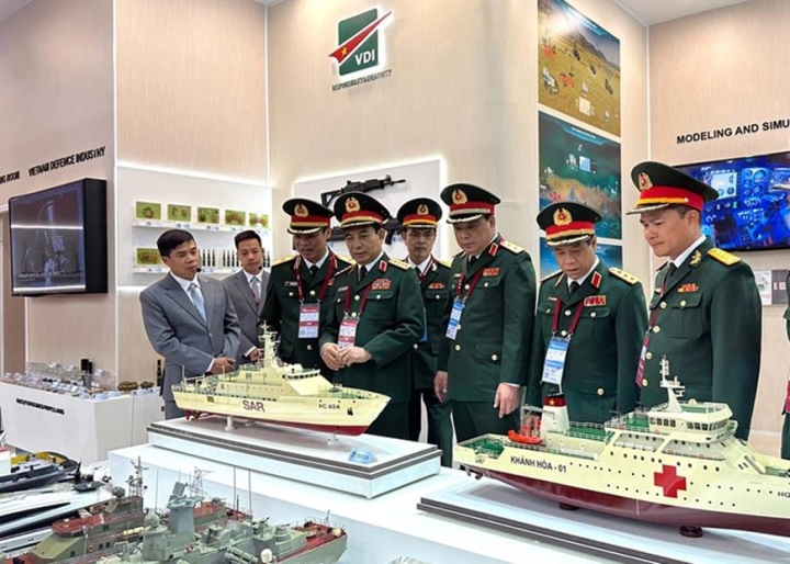 Bộ trưởng Bộ Quốc phòng Phan Văn Giang thăm gian hàng trưng bày của Việt Nam.