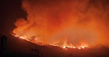 Tây Ban Nha sơ tán khẩn cấp nhiều làng mạc do cháy rừng lan rộng
