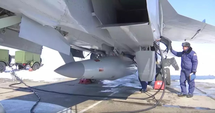Máy bay đánh chặn MiG-31BM được trang bị tên lửa hành trình siêu thanh Kh-47M2 Kinzhal.