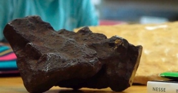 Lão nông bất ngờ phát hiện hòn đá chèn cửa đáng giá bằng cả gia tài Lão nông bất ngờ phát hiện hòn đá chèn cửa đáng giá bằng cả gia tài