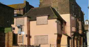 Cải tạo quán rượu cũ, người đàn ông phát tài nhờ kho báu bị lãng quên dưới sàn nhà Cải tạo quán rượu cũ, người đàn ông phát tài nhờ kho báu bị lãng quên dưới sàn nhà