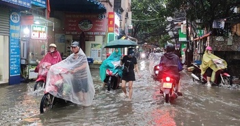 Hà Nội: Nhiều tuyến đường bị ngập úng do mưa lớn trên diện rộng