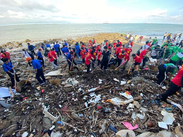 Bà Rịa-Vũng Tàu: Tình nguyện viên, du khách dọn 50 tấn rác ở bờ biển