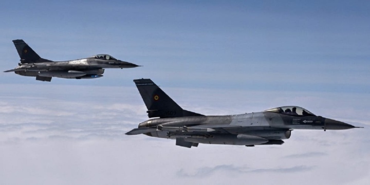 Những chiếc F-16 của Romania trong một nhiệm vụ tuần tra trên không của NATO vào ngày 4/7/2023.