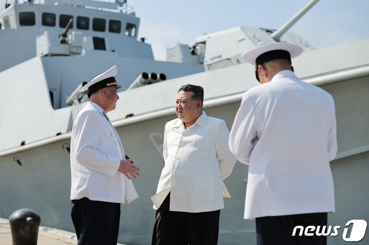 Chủ tịch Triều Tiên Kim Jong-un trong chuyến thăm căn cứ hải quân ở phía đông nước này. (Ảnh: News 1)