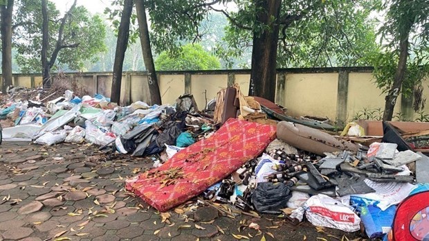 Hà Nội: Khẩn trương thu dọn rác thải trên đường Nguyễn Khuyến