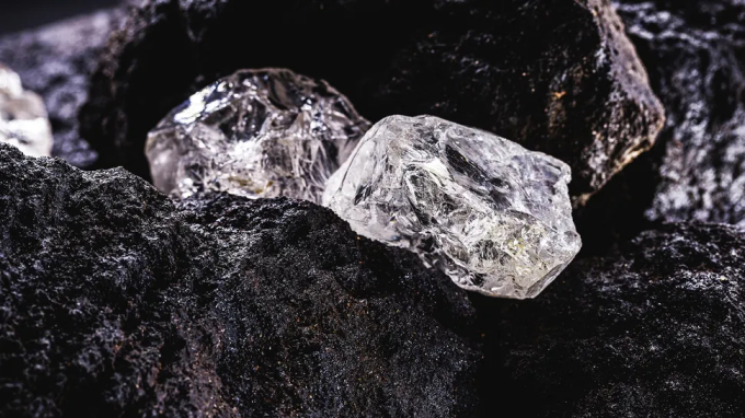 Kim cương từng phun trào lên mặt đất với tốc độ 133km/h