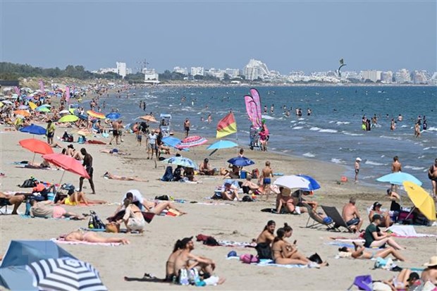 Pháp phát báo động đỏ do nắng nóng đỉnh điểm tới 42 độ C