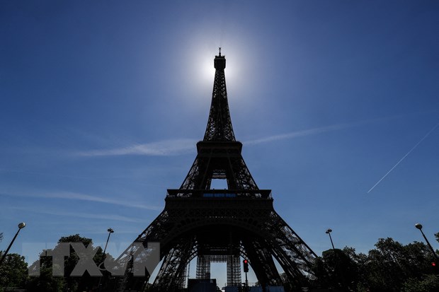 Hai du khách Mỹ say rượu, ngủ quên qua đêm trên Tháp Eiffel