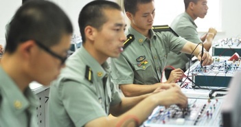 Học sinh Trung Quốc đua nhau thi vào trường quân sự