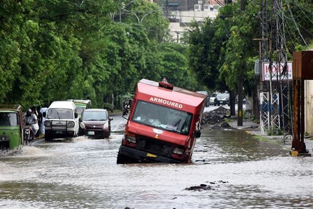 Pakistan sơ tán khoảng 100.000 người do lũ lụt tại miền Trung