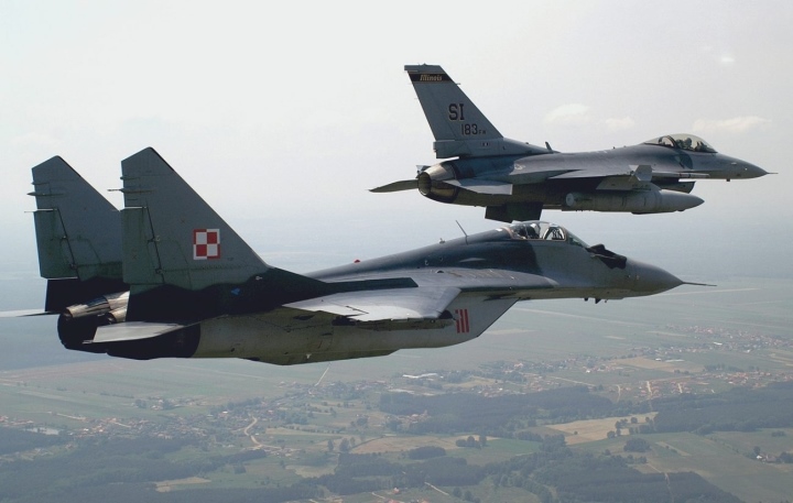 Một chiếc MiG-29 của Không quân Ba Lan với một chiếc F-16 của Không quân Mỹ.