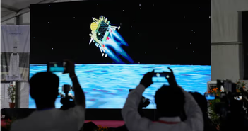 Tàu vũ trụ Ấn Độ hạ cánh thành công xuống Mặt Trăng