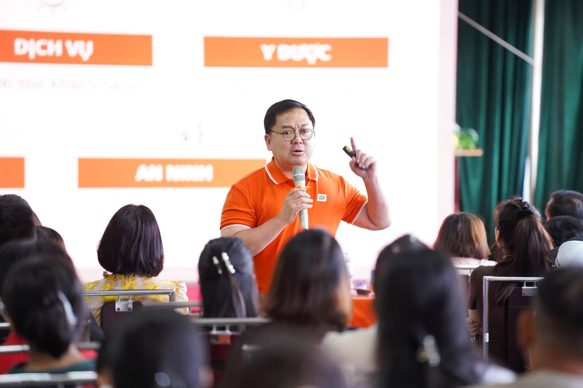Lương 8 triệu thì làm việc văn phòng hay chạy xe công nghệ, sếp Hoàng Nam Tiến: Hãy ra đường và chạy xe ôm công nghệ, 5 năm sau kết quả sẽ rõ - Ảnh 3. Lương 8 triệu thì làm việc văn phòng hay chạy xe công nghệ, sếp Hoàng Nam Tiến: Hãy ra đường và chạy xe ôm công nghệ, 5 năm sau kết quả sẽ rõ - Ảnh 3.