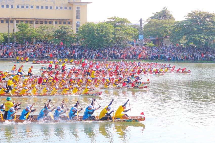Hơn 1.000 vận động viên tranh tài trên sông dịp Tết Độc lập