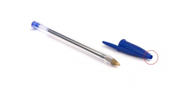 Tại sao trên nắp bút bi hay có cái lỗ nhỏ?