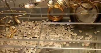 Phát hiện kho báu trị giá cả chục tỷ đồng trong lúc đào đất tìm đồ cho bạn Phát hiện kho báu trị giá cả chục tỷ đồng trong lúc đào đất tìm đồ cho bạn