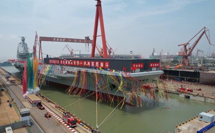 Tàu sân bay Phúc Kiến trong ngày hạ thủy. (Ảnh: Tân Hoa Xã)