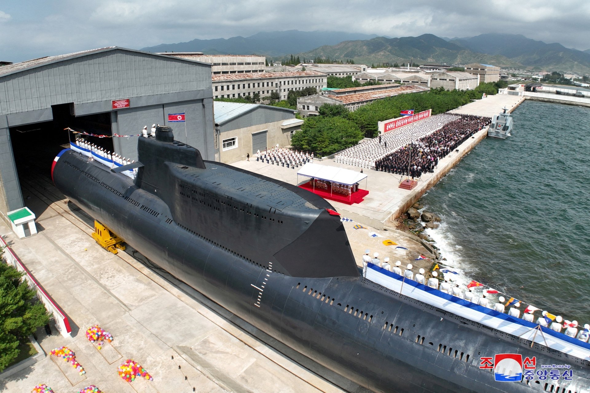 Cận cảnh tàu ngầm tấn công hạt nhân Triều Tiên mới hạ thủy