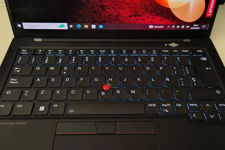 Vì sao một số laptop có 'nút màu đỏ' ở giữa bàn phím?