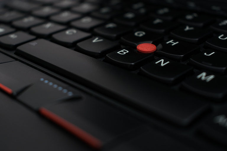 Vì sao một số laptop lại có ‘nút màu đỏ’ ở giữa bàn phím? - Ảnh 2.