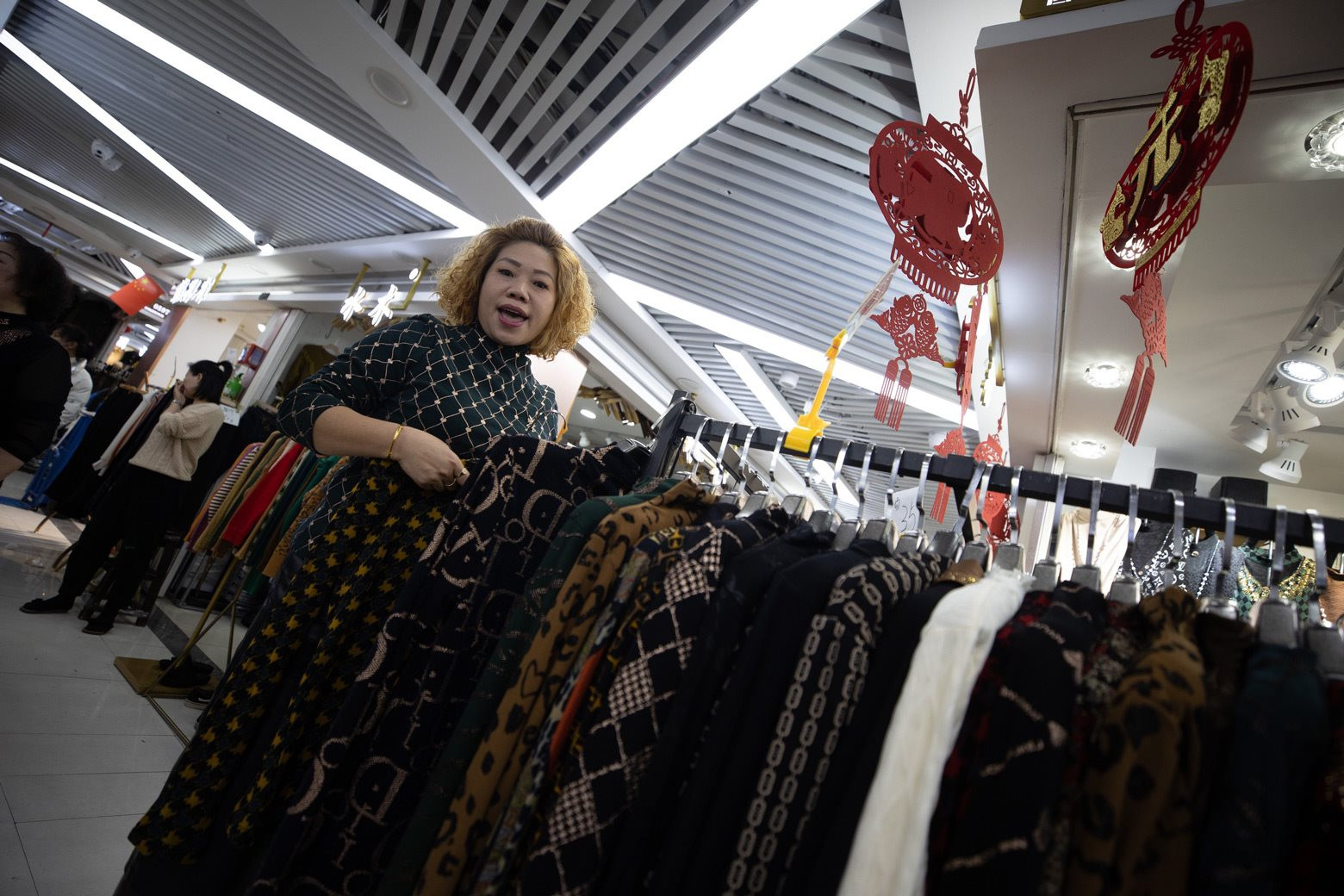 "Vựa" buôn quần áo lớn nhất Trung Quốc cấm livestream bán hàng, người nổi tiếng ‘khóc thét’, ai vi phạm phạt gần 200 triệu đồng: Chuyện gì đang xảy ra? - Ảnh 4.