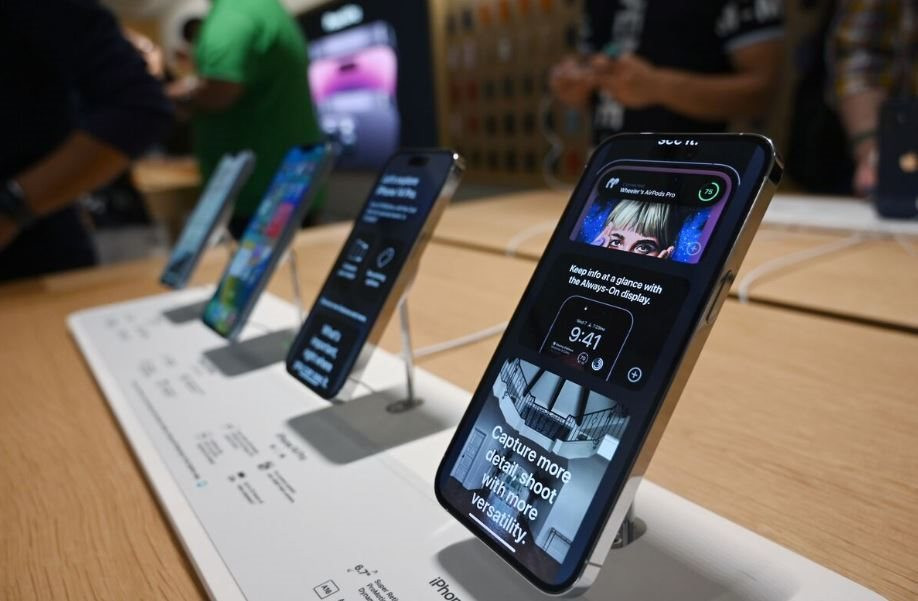 Apple đặt cược khung titan, ống kính tiềm vọng thúc đẩy khách hàng mua dòng iPhone 15 Pro