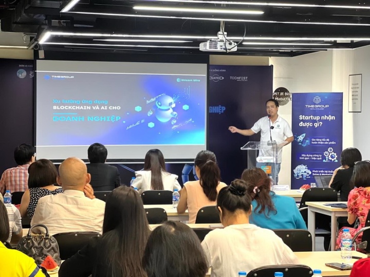 Ông Nguyễn Trung Trang chia sẻ tại một hội thảo về ứng dụng công nghệ mới trong doanh nghiệp.