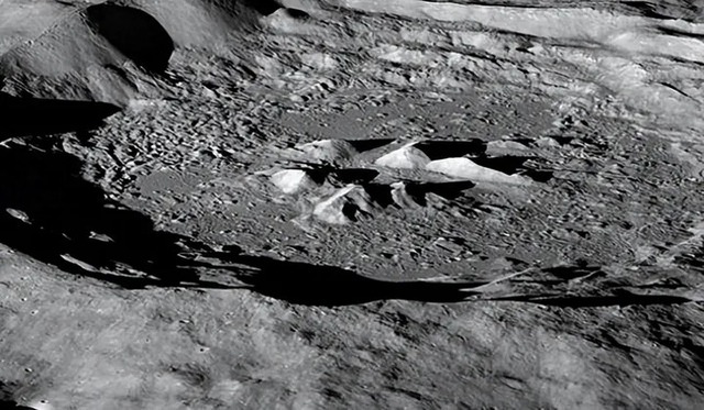 2.200 nghìn tỷ tấn kim loại ở phía bên kia của Mặt Trăng đến từ đâu?