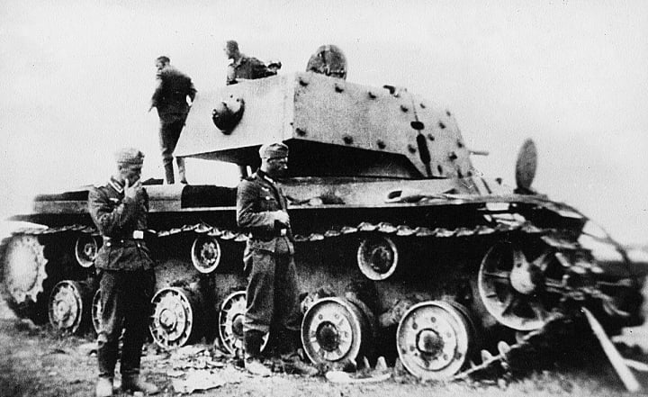 Lính Đức đang kiểm tra một chiếc KV-1 bị hạ trên chiến trường.