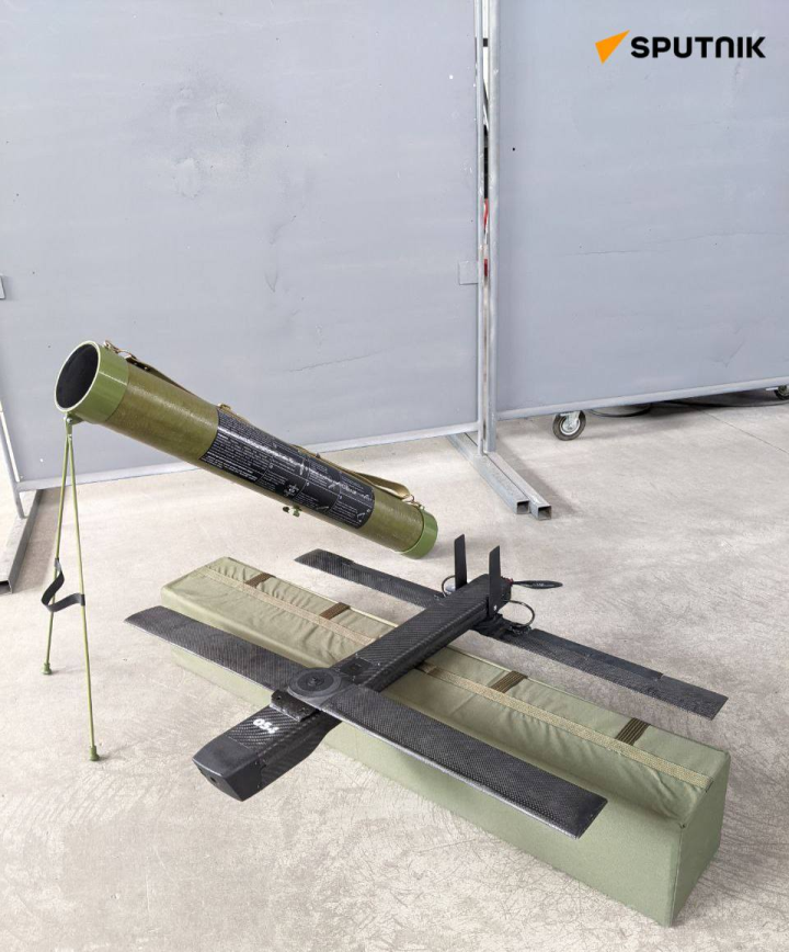 UAV BAS-80 cùng cơ cấu phóng dạng ống nhỏ gọn. (Ảnh: Sputnik)