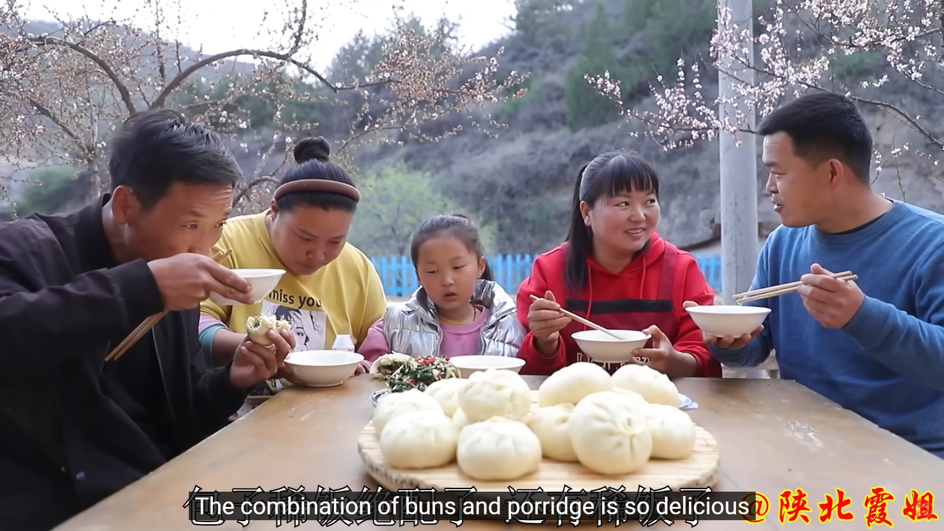 "Ăn bánh bao, làm đồ mộc": Vì sao ai cũng thích xem kênh Youtube có nội dung đồng quê, món ăn dân dã?