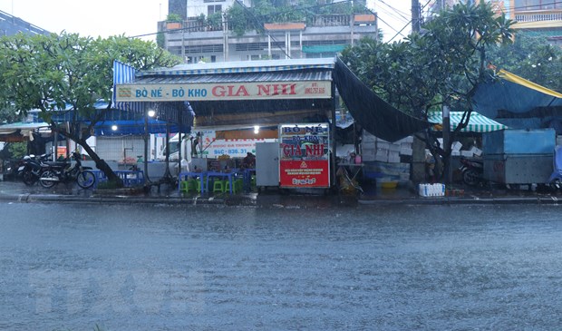 Nhiều tuyến đường nội ô Bạc Liêu bị ngập nặng do mưa lớn