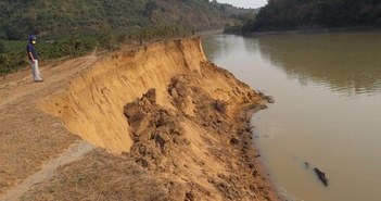 Yêu cầu dừng khai thác cát trên các đoạn sông Krông Ana bị sạt lở