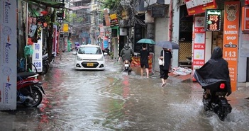 Ngập úng nhiều tuyến phố nội thành Hà Nội với độ sâu từ 15-30cm