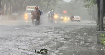 Thừa Thiên-Huế ngập úng nặng do mưa lớn, hai cột điện bị đổ và cháy