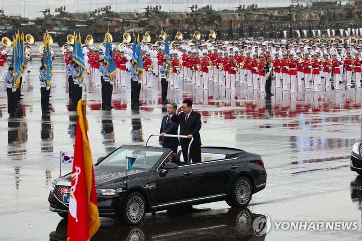 Tổng thống Yoon Suk-Yeol dự lễ duyệt binh kỷ niệm 75 năm ngày thành lập Lực lượng vũ trang Hàn Quốc tại căn cứ không quân Seongnam ngày 26/9. (Ảnh: Yonhap)