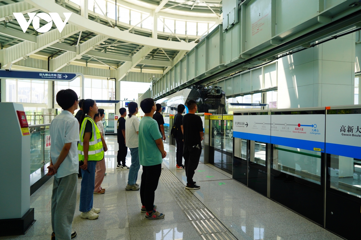 Trải nghiệm tàu treo trên không đầu tiên vừa chính thức vận hành ở Trung Quốc
