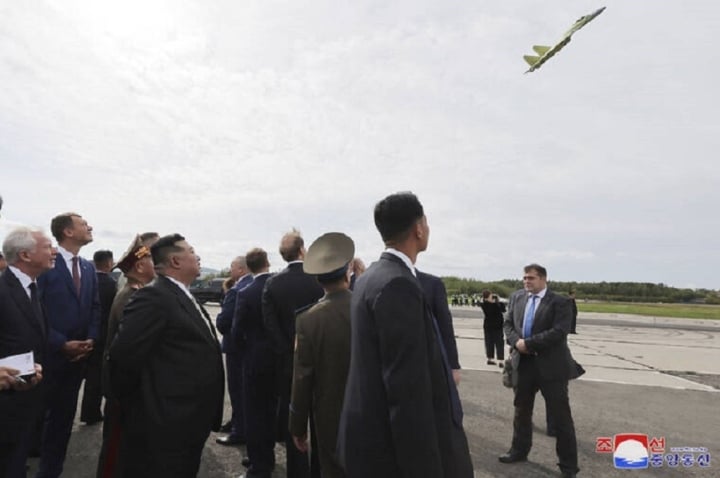 Su-35 thể hiện màn trình diễn nhào lộn trong chuyến thăm của ông Kim Jong-un.