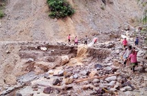 Yên Bái: Mưa lớn khiến 1 cháu bé bị thương, hơn 100m3 đất đá sạt lở