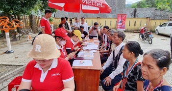 Tặng smartphone cho đồng bào Cơ Tu để hỗ trợ chuyển đổi số Tặng smartphone cho đồng bào Cơ Tu để hỗ trợ chuyển đổi số