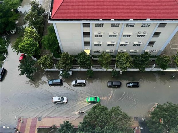 TP.HCM: Mưa lớn kết hợp triều cường, nhiều phố ngập sâu trong nước