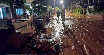 Bình Thuận: Mưa lớn làm tràn cát đỏ gây ngập đường, sụp mố cầu Bình Thuận: Mưa lớn làm tràn cát đỏ gây ngập đường, sụp mố cầu