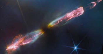 Hình ảnh ngôi sao mới đang phun khí ầm ầm trên dải thiên hà