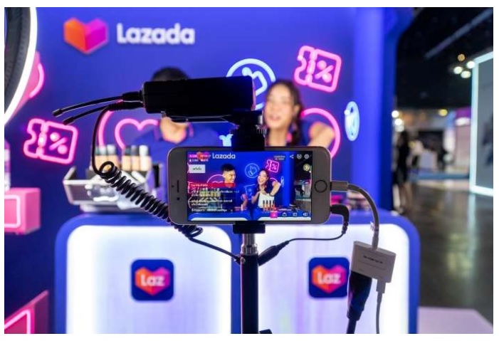 "Sức công phá" của livestream bán hàng: 14.000 lít bia, 14 tấn sữa bột được bán ra chỉ trong 2 giờ - Ảnh 2. "Sức công phá" của livestream bán hàng: 14.000 lít bia, 14 tấn sữa bột được bán ra chỉ trong 2 giờ - Ảnh 2.